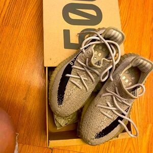 YEEZY 350 V2 slate… GENTLY USED!